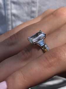 Juego de Anillos de Compromiso y Boda de Diamantes Cultivados en Laboratorio con Corte Radiante, Plata 925 y Oro 14K, 3ct, Tres Piedras, Venta al Por Mayor - Product Image 4