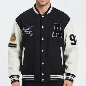 Chaqueta Varsity Personalizada de Alta Demanda para Hombre, Negra y Crema con Mangas en Contraste, Bordado de Letras, Parches y Botones a Presión, Estilo Casual - Product Image 1