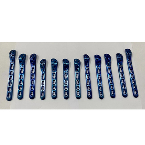 Plaques osseuses vétérinaires orthopédiques en titane bleu réutilisables pour applications chirurgicales - Product Image 3