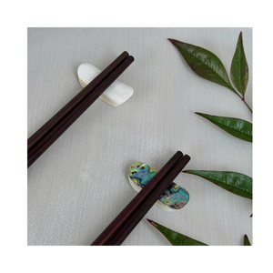 Ensemble de baguettes et repose-baguettes en nacre faites à la main, avec incrustation de nacre, support pour baguettes, ensemble de repas minimaliste - Product Image 1