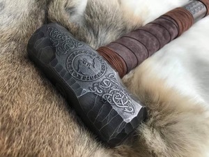 Marteau à griffes de loup Viking, face octogonale, gravé à la main, poignée en bois côtelée, 20 pouces, style 2, avec revêtement antidérapant - Product Image 1
