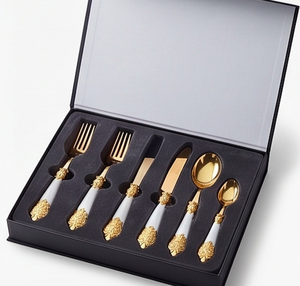 Ensemble de couverts de style luxueux avec poignées blanches et détails dorés, parfait pour des cadeaux haut de gamme et des occasions spéciales. - Product Image 6