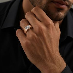 Bague Chevalière Homme en Or Rose 14 carats avec Grappe de Zircons Cubiques Taille Princesse Carrée, Bande Texturée, Bijou de Déclaration pour Mariage et Fête - Product Image 5