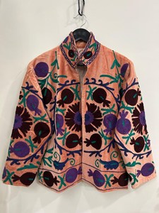 Eleva tu estilo con una chaqueta de terciopelo bordada de lujo, abrigo floral bohemio para mujer, abrigo corto hecho a mano con diseño Suzani para festivales. - Product Image 5
