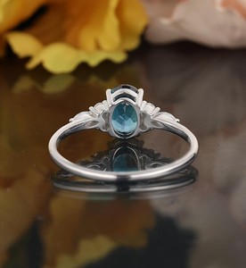 Bague de fiançailles et de mariage en argent sterling 925 avec alexandrite taille ovale, pierre précieuse à changement de couleur, bijou de mariée vintage de luxe, cadeau pour elle - Product Image 4