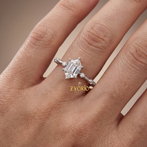 Anillo de compromiso y boda contemporáneo de plata 925 con diamante hexagonal de corte escalonado cultivado en laboratorio y engaste de garra de línea limpia - Product Image 4