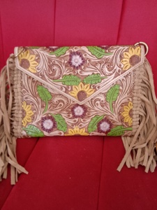 Sac bandoulière unisexe en cuir de vachette western, décoré de motifs floraux et de franges, imperméable et antivol, en stock. - Product Image 1