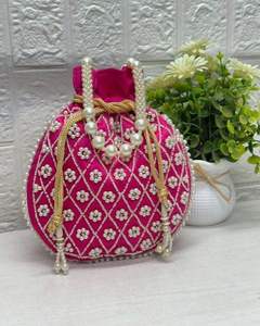 Bolso Potli de Seda Verde Menta Hecho a Mano con Bordado de Perlas y Borlas, Forma Redonda para Coleccionables de Arte - Product Image 5