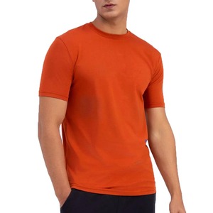 T-shirts noirs personnalisés pour hommes, manches courtes, col rond, 100 % coton peigné, logo frontal, coupe décontractée, anti-boulochage, pour l'été - Product Image 1