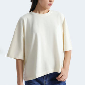 เสื้อยืดคอตตอนทรงหลวมสำหรับผู้หญิง พิมพ์โลโก้ตามสั่ง ราคาดีที่สุด เป็นมิตรกับสิ่งแวดล้อม สไตล์ลำลอง สีครีม คอกลม ผลิตในปากีสถาน เสื้อยืดสั่งทำ - Product Image 1