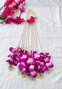 Varmala indienne traditionnelle de mariage, exquise et artisanale, ornée de perles et d'orchidées magenta, avec des perles dorées - Product Image 2