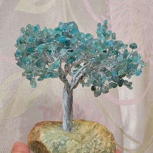Arbre de richesse Feng Shui de luxe haut de gamme en pierre naturelle, art filaire fait main en apatite bleue, décoration intérieure en pierre de forme libre - Product Image 5