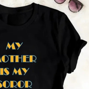 T-shirt personnalisé « Ma mère est ma soror » pour femme, noir, imprimé graphique, manches courtes, col rond, en coton, pour sororité grecque, famille, décontracté - Product Image 2