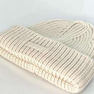Bonnet unisexe personnalisé avec logo, en tricot côtelé épais, chaud et doux en acrylique, style pêcheur, bonnet court à revers - Product Image 2