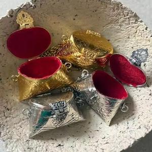 Bolso de mano de terciopelo metálico de lujo con patrón de caramelo cuadrado, hecho a mano, de alta demanda, ideal para bodas y fiestas. - Product Image 6