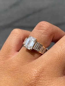 Anillo de compromiso de oro blanco de 14K con diamante cultivado en laboratorio de corte esmeralda de 4.15 CT y piedras laterales de baguette engastadas en canal. - Product Image 4