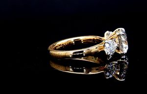 Bague de fiançailles classique unisexe en or jaune 18 carats massif, trois pierres naturelles, plaqué rhodium, certifiée IGI, taille brillant - Product Image 4