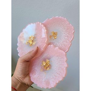 ที่รองแก้วเรซิ่นอีพ็อกซี่ทำมือ ลายดอกไม้สีชมพูขาว ประดับด้วยเกล็ดทอง สำหรับแก้วกาแฟ แก้วน้ำ ใช้ตกแต่งบ้าน โต๊ะ - Product Image 1
