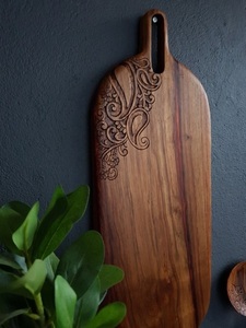 Tabla de Cortar de Madera de Acacia de Doble Tono, Forma Ovalada Larga, Detalle de Esquina Grabado, Lisa, Duradera y Segura para Alimentos - Product Image 5