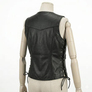 เสื้อกั๊กมอเตอร์ไซค์หนังสีดำแบบคอวีสำหรับผู้หญิง ยี่ห้อ Kadia Custom พร้อมเชือกผูกด้านข้าง ซิป และโลโก้ปั๊มนูน สำหรับขี่มอเตอร์ไซค์แบบ Tactical - Product Image 3