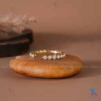 KRUP JEWELS Anillo de boda de eternidad de oro amarillo de 14K con diamante cultivado en laboratorio de corte brillante minimalista, tipo brazalete abierto, apilable y con espacio entre anillos