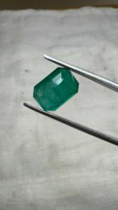 Vente en gros de pierres précieuses naturelles d'émeraude zambienne de 3,88 carats, taille octogonale, pierres brutes |   Émeraude verte de qualité supérieure pour bagues, pendentifs et articles de luxe - Product Image 4