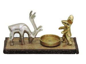 Porte-bougie décoratif en aluminium en forme de renne et d'ours avec base en bois, centre de table de Noël - Product Image 4