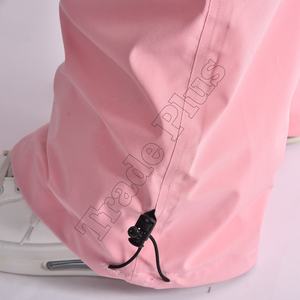 Pantalon cargo de ski rose tendance avec couche extérieure imperméable, doublure isolante, poche de rangement, taille à cordon et bas cintré - Product Image 4