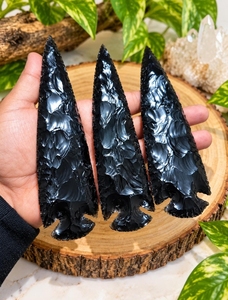 Figurine en forme de pointe de flèche en obsidienne noire 100% naturelle, faite à la main, style mascotte, pour la guérison rituelle, objet d'art et de collection - Product Image 4