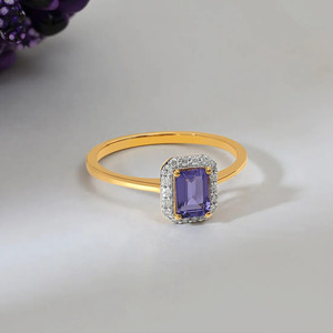 แหวนทองประดับเพชรรูปทรงสี่เหลี่ยมสีน้ำเงินตรงกลาง - Product Image 4