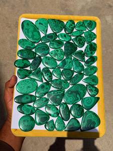 Pierre précieuse de malachite naturelle de qualité supérieure avec bandes vertes pour la fabrication de bijoux, perles, cabochons et artisanat, disponible à la vente - Product Image 2