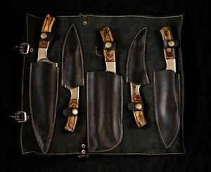 Ensemble de couteaux de chef en acier Damas avec manches en bois Pakka, cinq pièces, forgés sur mesure, faits à la main, couteaux professionnels OEM - Product Image 3