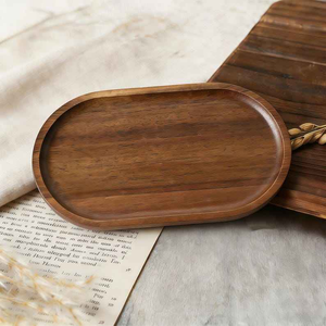 Plateau de service en bois personnalisé, rectangulaire, gravé avec le nom Charlotte, design moderne minimaliste, fait main, respectueux de l'environnement, assiettes - Product Image 6