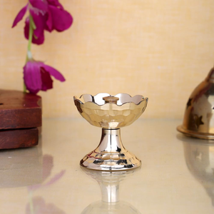 Lampe à huile traditionnelle en laiton en forme de fleur Payali Diya pour la décoration de la maison, du temple, la fête de Diwali et l'Aarti - Product Image 5