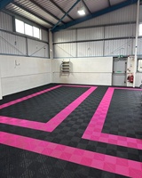 Dalles de sol de garage modulaires en PP emboîtables antidérapantes avec design graphique pour garage et atelier