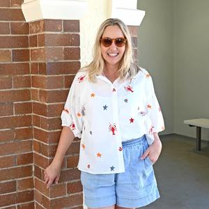 Top corto de algodón blanco con diseño único, bordado con cuentas y lazo rosa, para mujer, ropa informal de verano. - Product Image 3