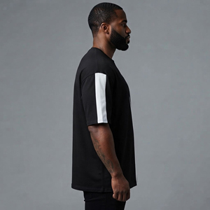 T-shirt homme durable conçu avec un tissu respirant, une texture douce et un confort fiable pour les modes de vie actifs et quotidiens. Avec OEM. - Product Image 3