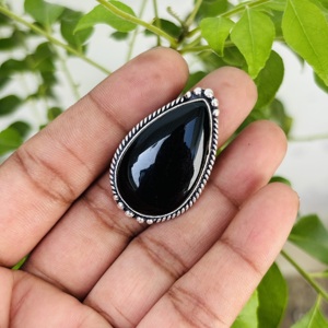 Bague au design classique en argent sterling 925 avec pierre précieuse onyx noir de forme poire pour femme, prix d'usine, vente en gros de bijoux - Product Image 1