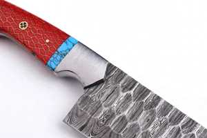 Couteau de chef artisanal en acier Damas martelé avec manche en résine nid d'abeille rouge - Product Image 2