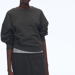 Pull à col roulé surdimensionné en tissu éponge avec logo sur le devant pour un confort doux, un style épuré et une utilisation quotidienne dans la garde-robe - Product Image 2