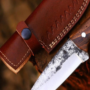 Cuchillo de caza de hoja fija plateada con mango de madera marrón, hoja con acabado rústico martillado, cuchillo utilitario para camping y bushcraft al aire libre - Product Image 5