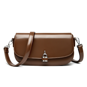Sac à bandoulière pour femme en forme de coquille avec chaîne, fermeture à rabat en cuir, style minimaliste, poignée unique, utilisation quotidienne toutes saisons - Product Image 3