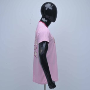 เสื้อยืดแขนสั้นผู้ชายสีชมพูคุณภาพสูงขายส่ง พร้อมขอบตัดสีและลายพิมพ์ตัวอักษร เสื้อเจอร์ซีย์ลำลอง คอกลม ทรงปกติ - Product Image 3