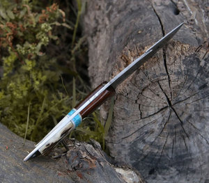 Couteau de chasse artisanal personnalisé en acier Damas - Lame fixe de 5,5 pouces, ambidextre, surface goutte de pluie, manche en bois, corne de cerf et turquoise - Product Image 3