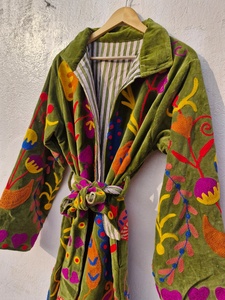 Chaqueta Larga de Terciopelo SUZANI Hecha a Mano de la Mejor Calidad, Transpirable, Ecológica y de Algodón |   Abrigo de Invierno Boho con Bordado Floral al por Mayor - Product Image 6
