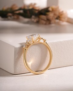 Anillo de compromiso de diamante talla radiante en oro amarillo macizo con engaste de puntas, detalles laterales de racimo marquesa y redondo, banda lisa, estilo vintage - Product Image 4