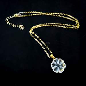 Pendentif Fleur en Cristal de Quartz Naturel, Collier en Pierre Précieuse Sculptée pour Femme, Cadeau d'Anniversaire, Bijoux Tendance, Vente en Gros - Product Image 3