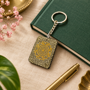Llavero Rectangular Tallado con Diseño de Sri Yantra en Dorado sobre Fondo Moteado, Arte Portátil Coleccionable con Temática Budista - Product Image 6