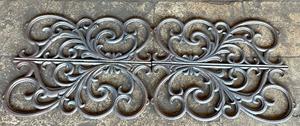 Panel de escalera tradicional de hierro con diseño floral en volutas, accesorio ornamental duradero para escaleras e interiores atemporales. - Product Image 4