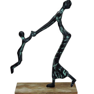 Estatua Abstracta de Madre e Hijo en Aluminio - Figura Artesanal con Acabado en Bronce Verdigris sobre Base de Madera - Decoración Artística Familiar Alegre - Product Image 1